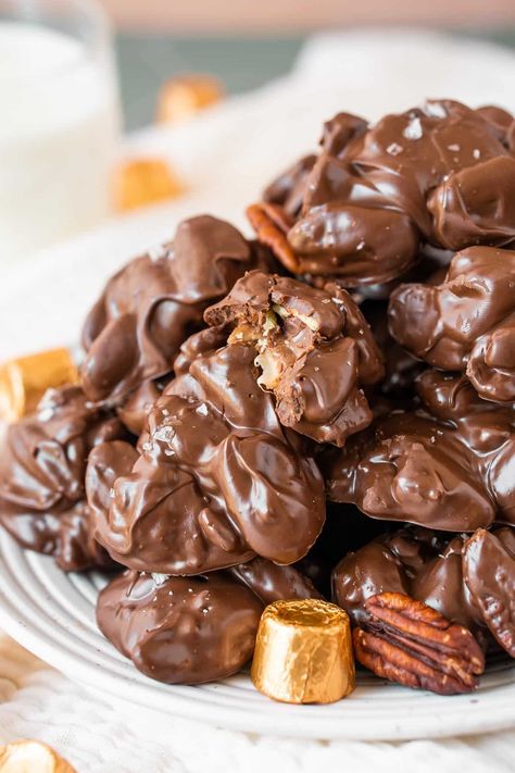 Pecan Turtles Recipe, Crockpot Candy Recipes, Turtle Recipe, Turtle Candy, Chocolate Covered Pecans, Rolo Candy, Turtles Candy, Easy Christmas Candy Recipes, Crockpot Candy