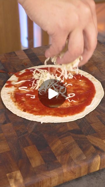 Pizza Airfryer, Airfryer Pizza, Pizza Air Fryer, Pizza In Air Fryer, Pizza Hacks, Pizza Wrap, Lunch Quick, Air Fryer Pizza, Pizza Wraps