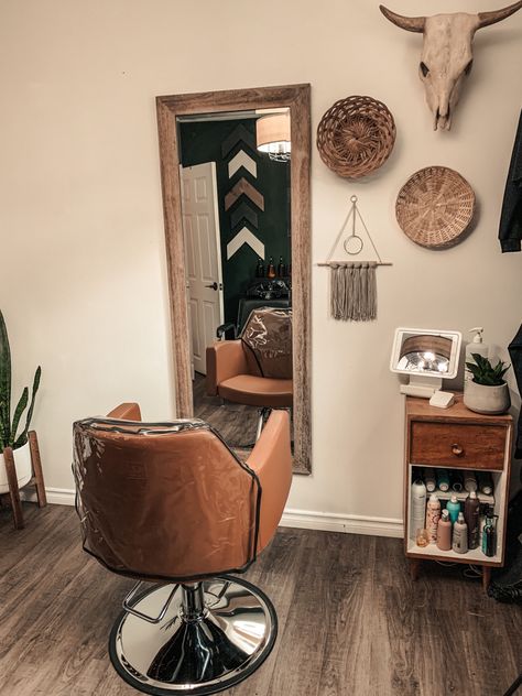 Hair Salons Ideas, Home Hair Salon Ideas, Small Salon Suite Ideas, Boho Hair Salon, Salons Ideas, Salon Decor Studio, Rustic Salon, Small Hair Salon, Home Hair Salon