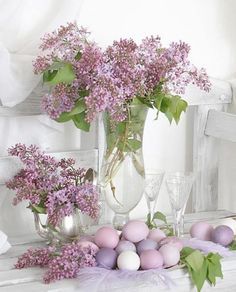 This is beautiful for a gathering...anything that is a short time deal.  It's truly lovely.  And not at all hard to put together. Love Easter time! Family and friends time! #easter #bunny #moments Colorful Easter Table, Lilac Decor, Oster Dekor, Unique Easter Eggs, Diy Osterschmuck, Easter Backdrop, Easter Tablescapes, Easter Decorating, Easter Inspiration