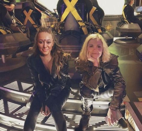 Melhor casal 🌈👭❤ | The 100 clexa, The 100 show, Bellamy the 100 Clarke E Lexa, The 100 Bts, Nbc Grimm, Eliza Jane Taylor, Lexa E Clarke, The 100 Characters, Lexa Y Clarke, Clexa The 100, Alycia Jasmin Debnam Carey