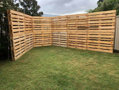 Diy Pallet Fence Ideas, Pallet Birdhouse, Wood Pallet Fence, Pallet Garden Walls, Pallet Wood Projects, Pallet Clock, Outdoor Pallet Projects, Pallet Fence, Patio Wall