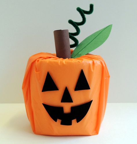 This plump little pumpkin is made out of a roll of toilet paper! Paper Pumpkin Craft, Fiesta Halloween, It's The Great Pumpkin, Lantern Craft, October Crafts, Simple Projects, Harvest Party, Halloween Party Games, Group Projects