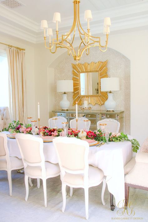 Elegant pink and gold dining room - thanksgiving table ideas Cream And Gold Dining Room, Gold Dining Room Decor, Room With Gold Accents, Gold Thanksgiving Table, Pink Dining Room, Pink Dining Rooms, Dining Room Lamps, Gold Dining Room, Dining Room Decoration