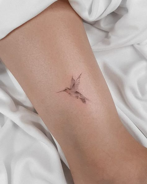 Sister Hummingbird Tattoo, Sitting Hummingbird Tattoo, Anna’s Hummingbird Tattoo, Dainty Hummingbird Tattoo With Flowers, Hummingbird Dragonfly Tattoo, Tiny Hummingbird Tattoos, Small Dainty Hummingbird Tattoos, Simple Hummingbird Tattoos, Small Tattoos Hummingbird