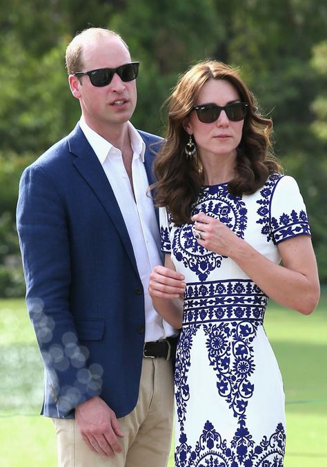 Pin for Later: 34 Delightful Candid Pictures From Kate Middleton and Prince William's Latest Royal Tour Vestidos Kate Middleton, Kate Middleton Style Dresses, Moda Kate Middleton, Principe William Y Kate, Düşes Kate, Princesse Kate Middleton, Looks Kate Middleton, William E Kate, Kate Middleton Dress