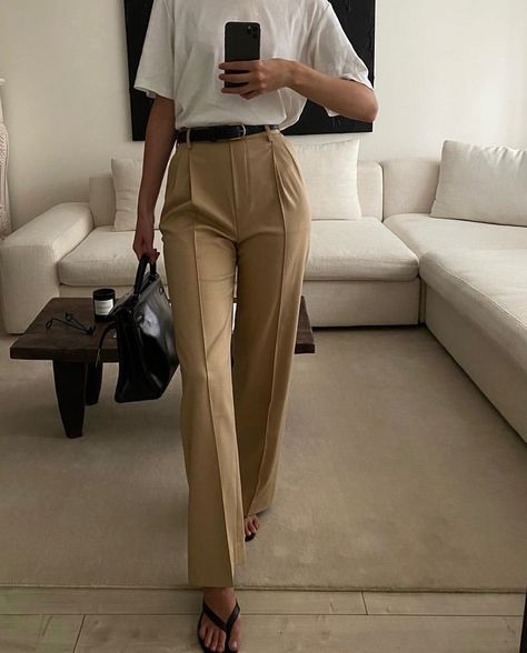 Classy Mom, Pants Street Style, Modest Aesthetic, Christie Tyler, Trend Pants, Everything Everything, Outfit Autumn, Upper East Side, Fly Girl