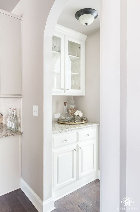 Organizing a Small Butler's Pantry Bar Area. #butlerspantry #organization Small Butler Pantry, Butler Pantry Decor, Butlers Pantry Ideas, Diy Pantry Organization, Pantry Decor, Kitchen Pantry Ideas, Butler’s Pantry, Pantry Makeover, Diy Pantry