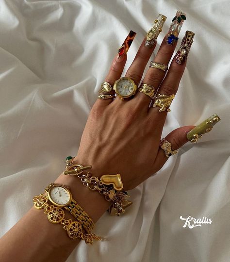 Arabic Aesthetic, Maximalist Jewelry, Nail Design Glitter, Chunky Gold Jewelry, Xoxo Jewelry, Chunky Jewellery, Dope Jewelry Accessories, Jewelry Accessories Ideas, Nail Jewelry