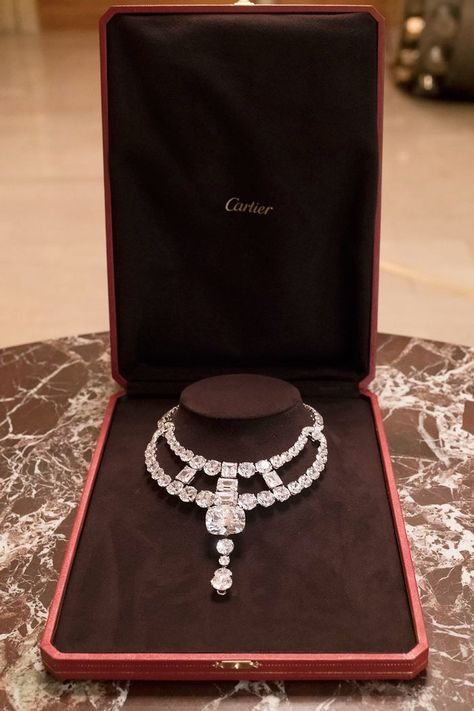 Anne Hathaway will be wearing this priceless Cartier necklace in Ocean's 8—see it here. Jeanne Toussaint, Gaun Abad Pertengahan, Cartier Necklace, Cartier Jewelry, Diamond Necklaces, Royal Jewels, Expensive Jewelry, A Necklace, Anne Hathaway