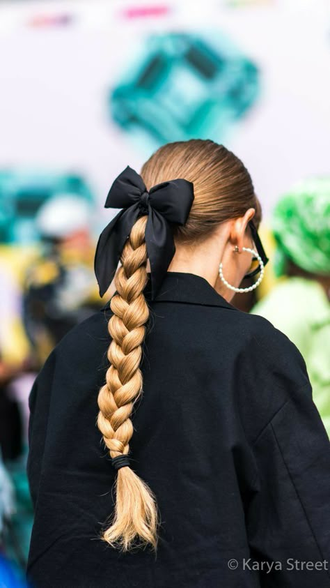 Hairstyles Street Style, Winter Hair Styles, Styling Long Hair, Style Long Hair, Chic Ponytail, Ribbon Style, Long Hair Hairstyles, Hair Styling Accessories, Holiday Hair