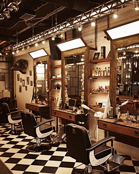 90s Barber Shop, Retro Barber Shop Interior, Traditional Barber Shop, Unique Barbershop Ideas, Barbershop Mirror Ideas, Old School Barbershop, Vintage Barbershop Aesthetic, Vintage Barber Shop Aesthetic, Barbershop Lighting Ideas