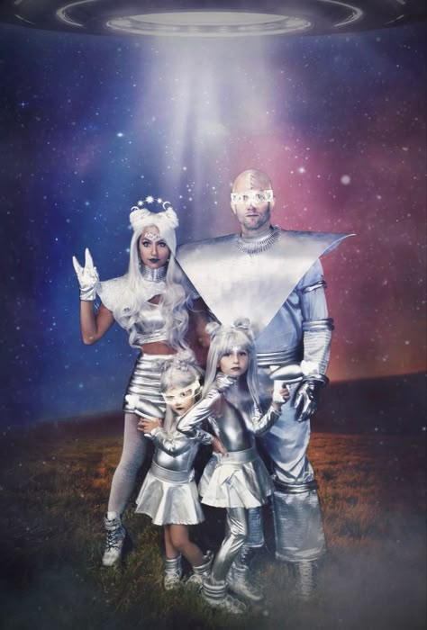 Space People Costume, Creative Family Costume Ideas, Futuristic Alien Costume, Aliens Costume Women, Aliens And Astronauts Costume, Space Woman Costume, Men’s Alien Costume, Family Space Halloween Costumes, Men In Black And Alien Costume