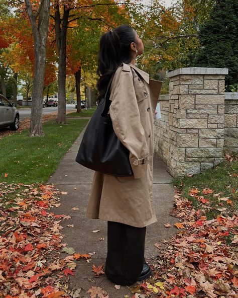 🍂 #fallstyle #outfitinspo #falloutfit fall 2024 baggy jean barrel pants trench coat studded top coach brooklyn 39 bag aesthetic Coach Brooklyn Shoulder Bag Outfit, Brooklyn 39 Coach, Coach Brooklyn Bag, Coach Brooklyn, Brooklyn Bag, Barrel Pants, Coach Outfits, No Buy, Baggy Jean