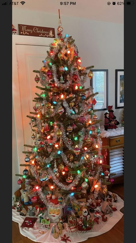 Christmas Tree Tensile Garland, Classic Christmas Tree Colored Lights, Cheap Tree Decorating Ideas, 1980 Christmas Tree, 90s Christmas Tree Aesthetic, Vintage Christmas Tree Ideas With Colored Lights, Vintage Christmas Tree Colored Lights, 1990s Christmas Tree, 90s Style Christmas Tree