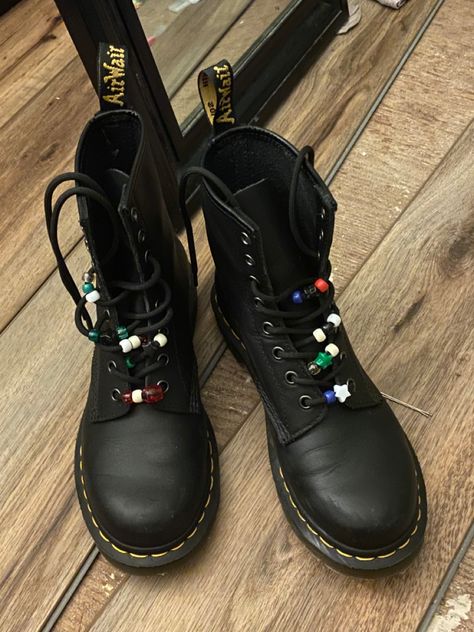 Beaded Doc Martens, Decorated Doc Martens, Doc Martens Laces Style, Doc Martens Laces, Swaggy Shoes, Red Converse Outfit, Epic Clothes, Boots Diy, Converse Outfit