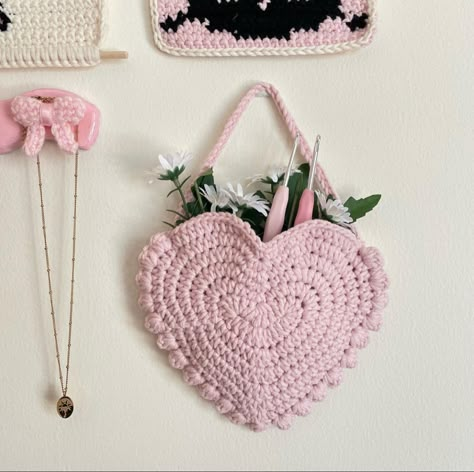 Aesthetic Room Decor Crochet, Crochet Desk Mat, Crochet Wall Organizer, Crochet Room Ideas, Crochet Room Decor Ideas, Cute Tapestries, Crochet Heart Bag, Room Decor Crochet, Crochet Room Decor