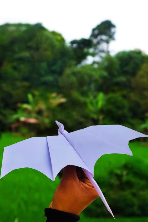 In this video, I showed how to make a paper airplane that looks like a dragon and can fly all day without falling. The flight is very different from other paper airplanes, the images in the video are completely real. If you do the same, you will see that it flies without falling. Have a good time. #paperdragon #flyingdragon #dragonplane Flying Dragon Paper Airplane, Flying Dragon Origami, Best Paper Airplane, Dragon Paper, Paper Aeroplane, Make A Paper Airplane, Make A Dragon, Paper Dragon, Fly Paper