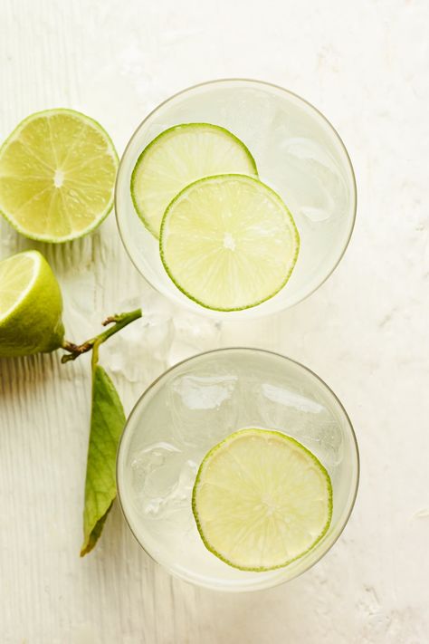 Made with vodka, club soda or sparkling water and fresh lime juice this simple vodka soda recipe is crisp and refreshing and comes together in a matter of minutes. Vodka Soda Recipe, Best Healthy Meals, Bird Food Recipes, Lime Water, Eating Bird Food, Cranberry Vodka, Soda Flavors, Vodka Soda, Soda Recipe