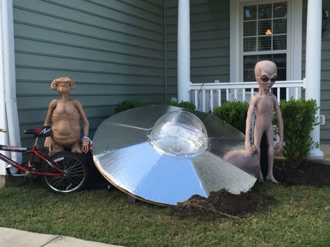 Homemade ufo with alien and et. Perfect for Halloween Alien Spaceship Halloween, Ufo Halloween Decorations, Alien Decorations Space Theme, Ufo Decorations, Alien Halloween Decorations, Alien Decor, Halloween Yard Displays, Alien Party, Alien Halloween