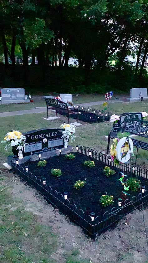 To help with weed control, I outlined the area with burlap and a fence before addeding black mulch.   I cut a circle in the burlap for planting lantana. Gravesite Ideas, Cemetary Ideas, Graveside Decorations, Grave Ideas, Cemetary Decorations, Cemetery Ideas, Headstone Ideas, Garden Design Plants, Gravesite Decorations