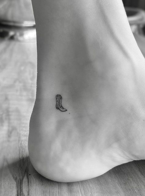 Kendall Jenner Cowboy, Boot Tattoo, Cowboy Boot Tattoo, Cowgirl Tattoos, Cowboy Tattoos, Country Tattoos, Petit Tattoo, Tiny Tats, Hidden Tattoos