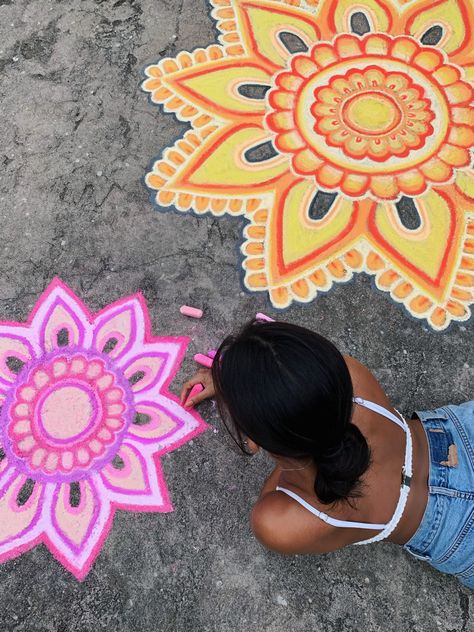 chalk art mandala mural street art painting drawing artist summer vsco pink yellow purple floral boho Street Chalk Art, Fun Chalk Art, Summer Drawings, Chalk Ideas, Summer Vision Board, Chalk Design, Sidewalk Chalk Art, Summer Vision, Sidewalk Art