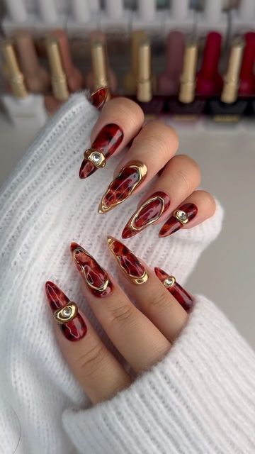 Tortoise Shell Valentines Nails, Tortoiseshell Nails With Gold, Gold Tortoise Nails, Chrome Tortoise Nails, Tortoise And Gold Nails, Deep Red Nails With Gold, Red Tortoise Nails, Tortoise Shell Nails With Gold, Pink Tortoise Shell Nails