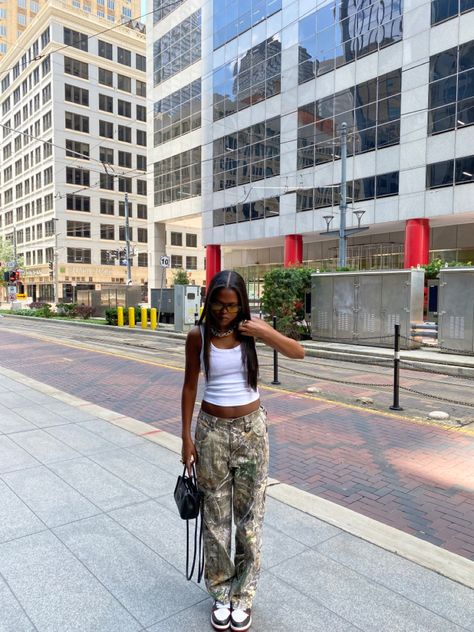 Oversized Camo Pants Outfit, 90s Camo Pants Outfit, Camuflage Outfit Pants, Camo And Black Outfits, Green Telfar Bag Outfit, Camp Cargo Pants Outfit, Green Camo Pants Outfits, Real Tree Camo Pants Outfit, Camo Pants Outfit Black Women