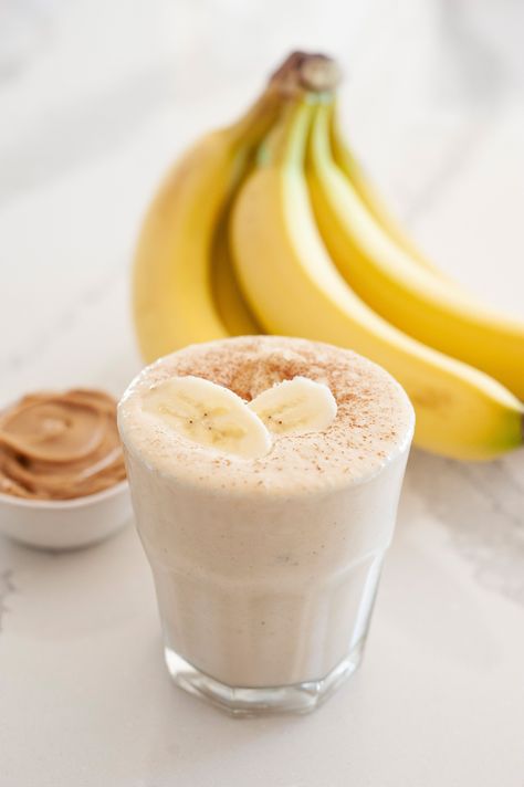 This is the easiest smoothie. It only has a handful of simple ingredients—banana, peanut butter, milk and a dash of cinnamon to make it special! Peanut Butter Banana Smoothie Recipe, Gain Meals, Calorie Breakfast, Magic Bullet Recipes, Bullet Recipes, Peanut Butter Banana Smoothie, Banana Shake, Ramadan Kids, Banana Smoothie Recipe