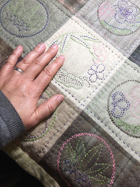 Quilting with Sashiko – A love for both the common fiber and the extraordinary textile @KimonoMomo Sashiko Quilting, Shutter Crafts, Sashiko Tutorial, Japanese Quilt Patterns, Sashiko Thread, Asian Quilts, Boro Stitching, Embroidery Sashiko, Sashiko Pattern