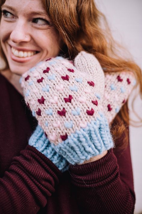 Knit Mittens Free Pattern, Heart Mittens, Mittens Knitting Pattern, Mittens Knitting, Knitting Christmas, Bulky Knit, Free Crochet Doily Patterns, Knitted Heart, Mittens Pattern