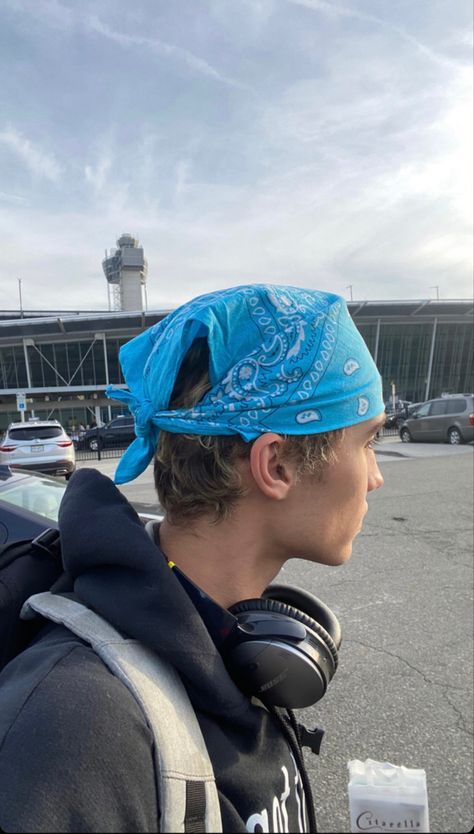 Men’s Bandana Hair, Guy Wearing Bandana, Bandana Over Head, Head Bandana Men, Men Wearing Bandanas On Head, Men’s Bandana Style, Men With Headbands, Men With Bandana, How To Style A Bandana Men