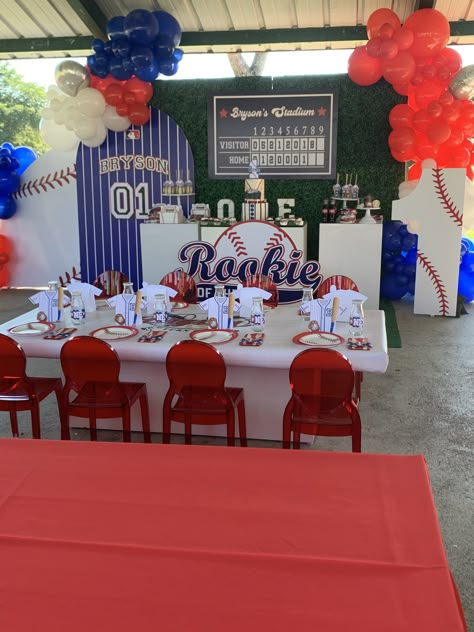 Baseball Birthday Party At The Park, Rookie Of The Year Photo Backdrop, Baseball Birthday Party Backdrop, Rookie Year First Birthday Backdrop, Rookie Of The Year First Birthday Decor Diy, Outdoor Baseball Party Ideas, Food For Baseball Themed Party, Mlb Birthday Party Ideas, Baseball Party Balloons