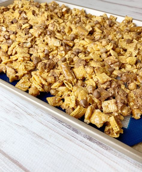 Peanut Butter Chocolate Chex Party Mix - Kelly Lynn's Sweets and Treats Peanut Butter Chex Recipes, Chex Mix Recipes Peanut Butter, Peanut Butter Chex Mix Recipes, Peanut Butter Chex Mix, Sweet Party Mix, Chex Snack Mix Recipes, Peanut Butter Chex, Pretzels And Chocolate, Chex Party Mix Recipe