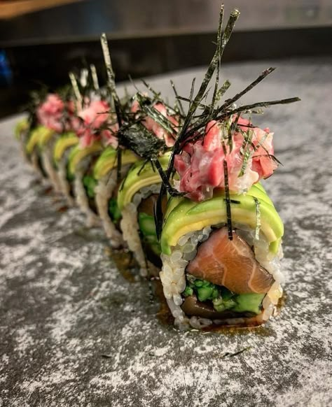 Sushi Plating, Gastronomic Food, Sushi Ideas, Appetizer Display, Sushi Recipes Homemade, Sushi Roll Recipes, Japanese Food Sushi, Japan Sushi, Diy Sushi