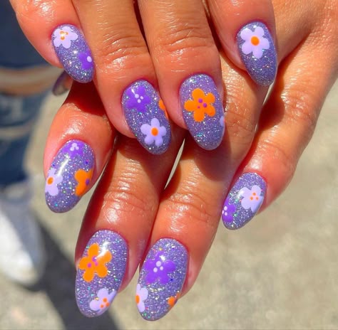 Spring Flower Nails 2024, Retro Floral Nails, Smiley Face Flower Nails, Simple Floral Nails, Wild Flower Nails, Wildflower Nails, Spring Nails Floral, 5sos Nails, Red Nails Acrylic