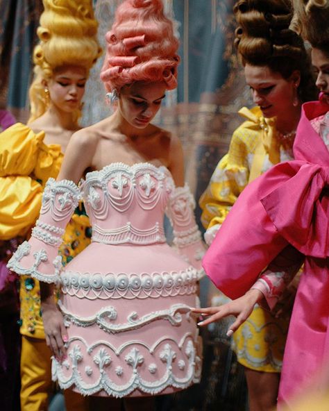 Vogue Italia on Instagram: “Let them eat cake! @Moschino was a new take on Marie Antoinette: tap the link in bio to see every single look of the Fall-Winter 2020…” Cake Costume Women, Moschino Cake, Clown Couture, Moschino 2020, Project Themes, Cake Costume, Model Catwalk, Cake Dress, Mode Tips