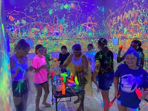 Splatter Paint Party Ideas, Splatter Room, Rage Room, Glow In Dark Party, Glow Birthday Party, Sweet Sixteen Birthday Party Ideas, Glow Paint, Paint Party Ideas