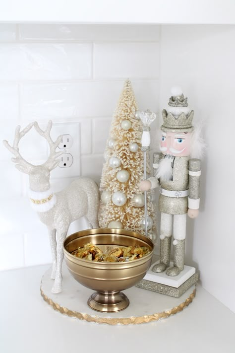 Cabinet Decorating Ideas, Christmas Kitchen Decor Ideas, Silver Gold Christmas, Glam Christmas Decor, Silver Christmas Decorations, Elegant Christmas Decor, Glam Christmas, Christmas Floral Arrangements, Gold Christmas Decorations