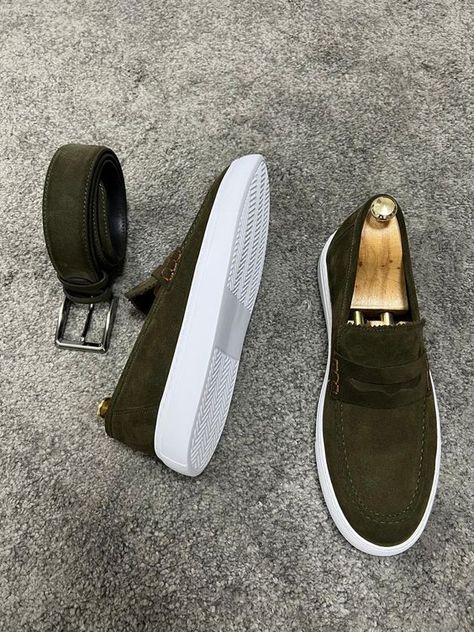 There is as a gag and the hair part is quite rough. The price is appropriate. Bell Bottom Jeans Outfit, Mens Suede Loafers, Black Loafers Men, Mens Loafers, Black Men Fashion Swag, Sneaker Lovers, Care Care, Leather Product, Men Loafers