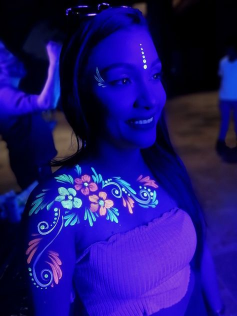 Glow Face Paint, Black Light Makeup, Neon Pool Parties, Uv Face Paint, Glow Theme Party, Neon Face Paint, Party Tips And Tricks, Uv Party, Uv Makeup