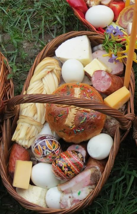 Easter basket , Ukraine , from Iryna Slovak Easter Traditions, Polish Easter Basket, Pascha Basket, Easy Ukrainian Easter Eggs, Ukrainian Easter Basket, Polish Easter Traditions, Christmas Ukrainian Eggs, Ukrainian Food, Polish Easter