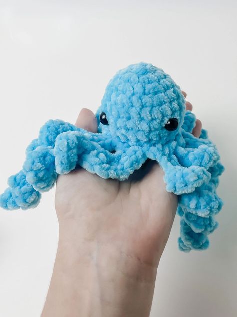 Octopus Crochet Pattern Free, Aesthetic Patterns, Octopus Crochet Pattern, Crocheted Jellyfish, Baby Octopus, Easy Crochet Animals, Crochet Aesthetic, Crochet Octopus, Crochet Animals Free Patterns