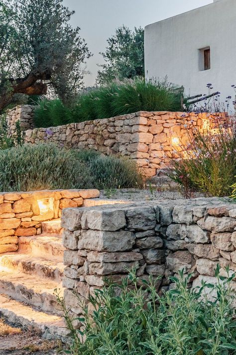 garden terraces with outdoor lighting Italian Garden Design, Landscape Design Architecture, Stone Walls Garden, Mediterranean Garden Design, Garden Desig, Side Yard Landscaping, Lighting Garden, Stone Landscaping, Outdoor Lighting Ideas