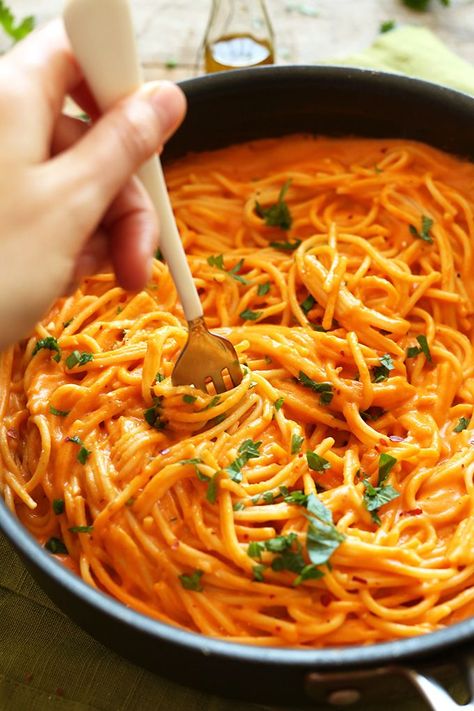 10 ingredient Vegan GF Roasted Red Pepper Pasta! Simple, savory, creamy and… Roasted Red Pepper Pasta, Red Pepper Pasta, Pepper Pasta, Healthy Weeknight Meals, Vegan Roast, Dinner Entrees, Roasted Red Pepper, God Mat, Good Eat