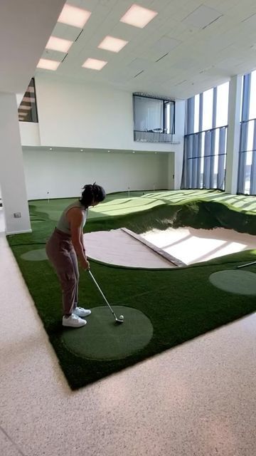 Golf Simulator Business, Golf Simulator Room Design, Golf Backyard, Golf Studio, Home Golf Simulator, Backyard Golf, Golf House, Simulator Room, Mancave Bar