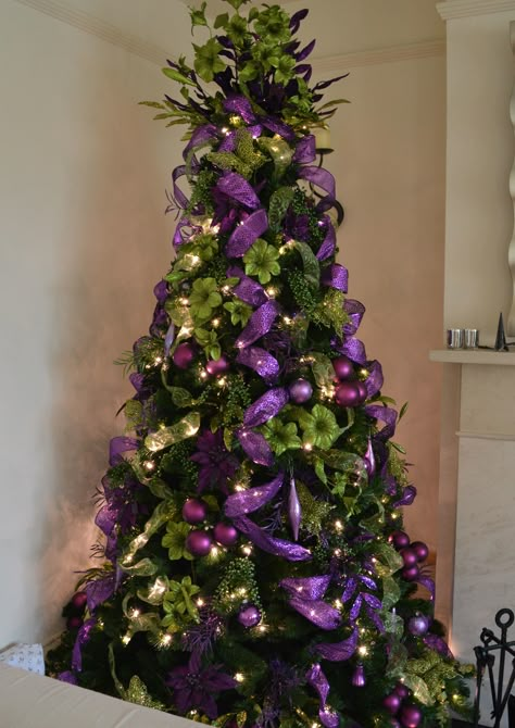 Purple Christmas Tree Decorations, Purple Christmas Decorations, Purple Images, Green Christmas Tree Decorations, Christmas Purple, Purple Christmas Tree, Christmas Tree Theme, Christmas Tree Green, Tree Theme