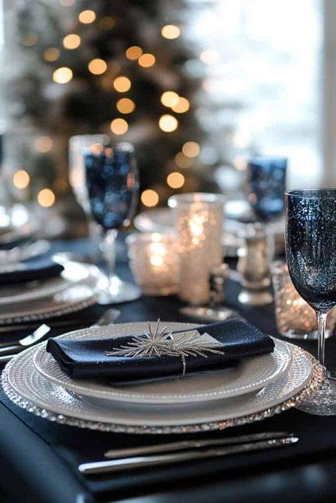 Blue Tablescapes Ideas, Dark Blue Table Setting, Dark Blue Christmas Decor, Winter Table Settings, Silver Table Setting, Dinner Party Setting, Dinner Party Settings, Winter Table Setting, Blue Table Settings