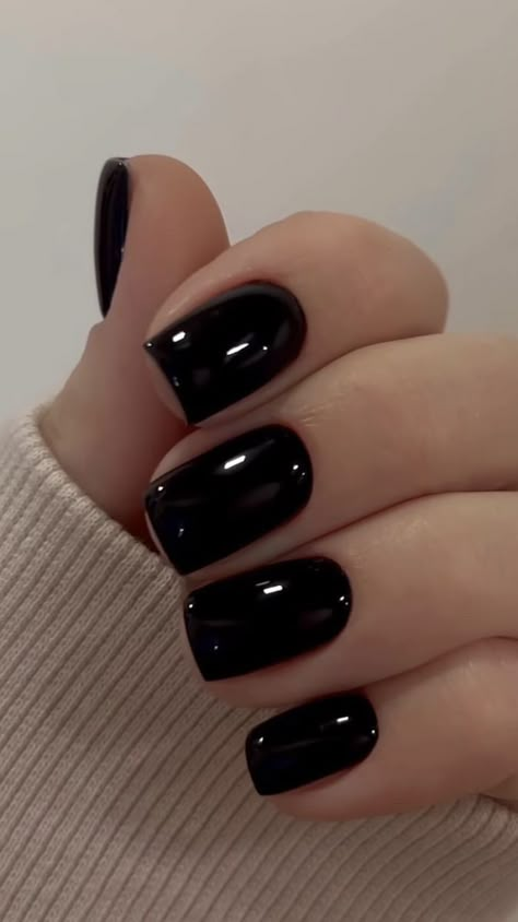 Black Nails Ideas Coffin Short, Short Square Dark Nails, Grunge Square Nails, Square Nails Grunge, Short Nail Designs Dark Colors, Short Dark Nails Ideas, Short Nails Grunge, Short Black Nails Acrylic, Short Black Square Nails